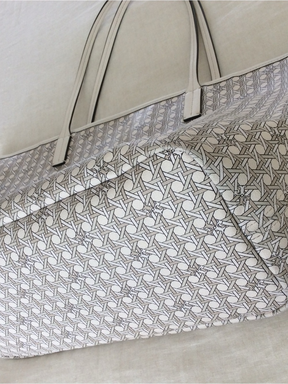 Tory Burch Ever Ready Cream and Black Tote with Matching Wristlet - Picture 9 of 17